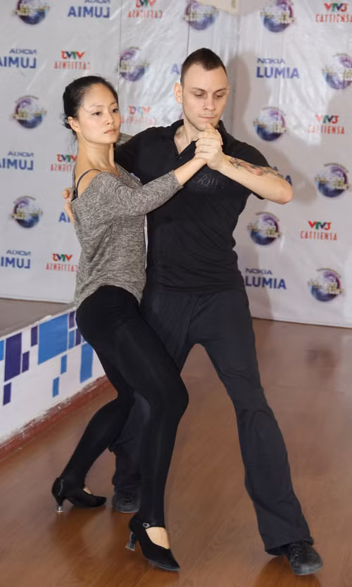 Lan Phương chăm chỉ tập luyện cùng vũ công. Lan Phương chăm chỉ tập luyện cùng vũ công.