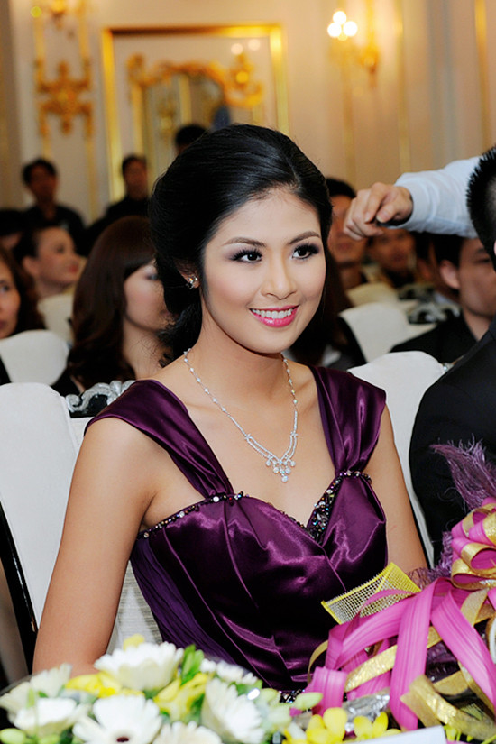 Trong chiếc đầm dạ hội tím, Ngọc Hân trông rất xinh đẹp và quý phái (Theo Ione)