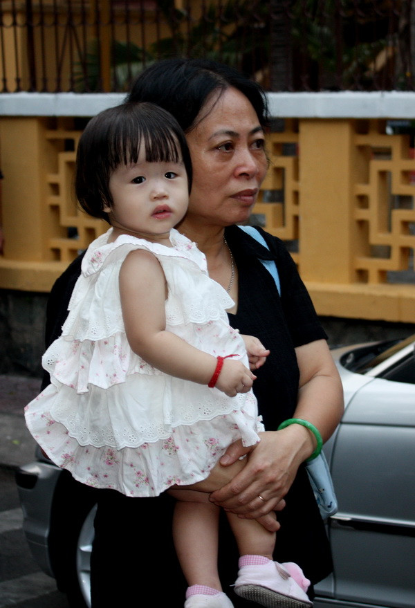 6h30 sáng 30/3, lễ động quan của DJ nổi tiếng Mỹ Quyên diễn ra tại chùa Xá Lợi, TP HCM. Con gái cô - bé Yuna - cũng được người nhà bế ra để đưa tiễn mẹ. Nhìn bé gái 15 tháng tuổi ngơ ngác dõi theo đám đông, những người có mặt trong lễ tang không khỏi chạnh lòng, xót xa. 6h30 sáng 30/3, lễ động quan của DJ nổi tiếng Mỹ Quyên diễn ra tại chùa Xá Lợi, TP HCM. Con gái cô - bé Yuna - cũng được người nhà bế ra để đưa tiễn mẹ. Nhìn bé gái 15 tháng tuổi ngơ ngác dõi theo đám đông, những người có mặt trong lễ tang không khỏi chạnh lòng, xót xa.