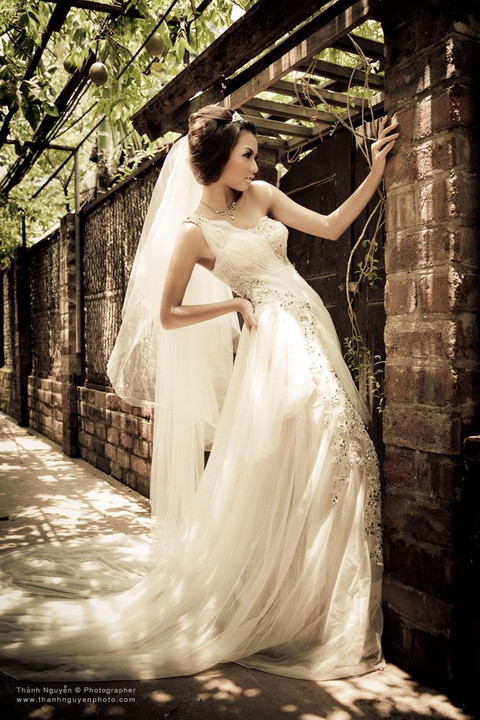 Trong bộ ảnh mới nhất của mình, khi khoác lên người chiếc váy cưới trắng tinh khôi, chân dài 9X đẹp kiêu sa, quyến rũ. (Theo Vnmedia) Trong bộ ảnh mới nhất của mình, khi khoác lên người chiếc váy cưới trắng tinh khôi, chân dài 9X đẹp kiêu sa, quyến rũ. (Theo Vnmedia)