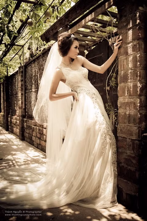 Trong bộ ảnh mới nhất của mình, khi khoác lên người chiếc váy cưới trắng tinh khôi, chân dài 9X đẹp kiêu sa, quyến rũ. (Theo Vnmedia)