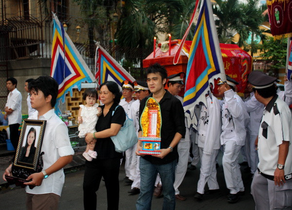 Tang lễ của DJ số một Việt Nam diễn ra lặng lẽ, không kèn, không trống. Trời Sài Gòn sáng nay cũng khá ảm đạm, càng khiến cảnh đưa tang thêm phần buồn bã. (Theo Ngôi Sao) Tang lễ của DJ số một Việt Nam diễn ra lặng lẽ, không kèn, không trống. Trời Sài Gòn sáng nay cũng khá ảm đạm, càng khiến cảnh đưa tang thêm phần buồn bã. (Theo Ngôi Sao)