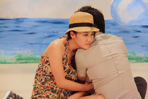 "Nói thật từ trước đến nay tôi quen nhiều bạn gái nhưng bố mẹ chẳng bao giờ để ý. Tôi có đưa vài cô về nhà song chỉ như bạn bè. Thế nhưng khi dẫn Hương về, mẹ tôi rất quý, đó cũng là cánh cửa để tôi bước sang một giai đoạn mới. Hương rất được lòng bố mẹ tôi, tôi nghĩ điều đó cực kì quan trọng vì tôi sống không chỉ cho mình mà còn vì cả gia đình nữa", Lê Hiếu chia sẻ về mối quan hệ với Văn Mai Hương. (Theo Eva)