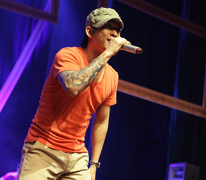 Mặc áo cộc, Tuấn Hưng lộ rõ cánh tay săm hình bông hồng. Mặc áo cộc, Tuấn Hưng lộ rõ cánh tay săm hình bông hồng.