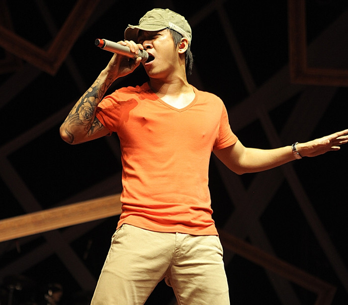 Dù chỉ là tập luyện, nhưng Tuấn Hưng không kém phần hết mình với các ca khúc dự định sẽ trình diễn tối 31/3. Dù chỉ là tập luyện, nhưng Tuấn Hưng không kém phần hết mình với các ca khúc dự định sẽ trình diễn tối 31/3.