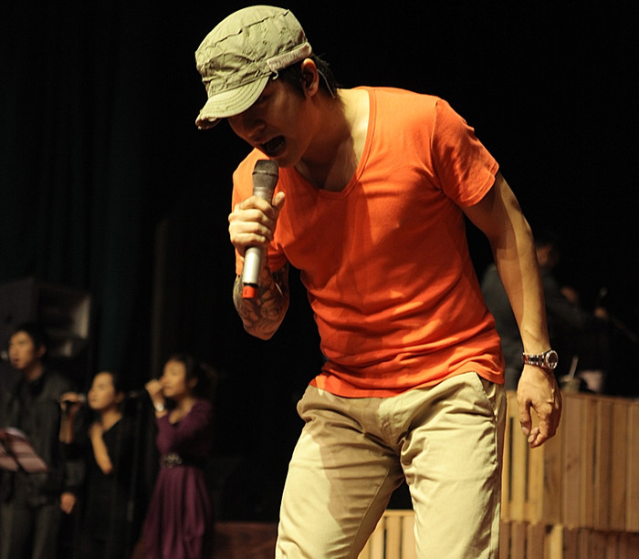 Ca sĩ Tuấn Hưng cho biết, tổng thể của “Ngày về” là một câu chuyện về cuộc sống, sự nghiệp của anh suốt từ ngày đầu lập nghiệp đến giờ, không phải chỉ riêng một giai đoạn nào đó. Nhạc sĩ Hồ Hoài Anh đóng vai trò chỉ đạo nghệ thuật và nhạc sĩ Huyền Thanh làm biên tập âm nhạc cho chương trình này. Ca sĩ Tuấn Hưng cho biết, tổng thể của “Ngày về” là một câu chuyện về cuộc sống, sự nghiệp của anh suốt từ ngày đầu lập nghiệp đến giờ, không phải chỉ riêng một giai đoạn nào đó. Nhạc sĩ Hồ Hoài Anh đóng vai trò chỉ đạo nghệ thuật và nhạc sĩ Huyền Thanh làm biên tập âm nhạc cho chương trình này.