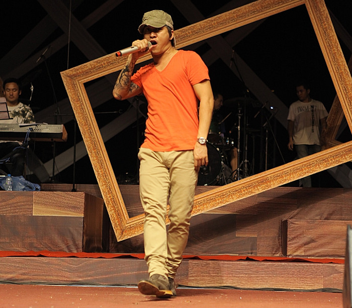 Hơn 10 năm “Nam tiến” lập nghiệp, ca sĩ Tuấn Hưng quyết định trở lại Hà Nội và đánh dấu một chặng đường âm nhạc mới với liveshow mang tên “Ngày về". Vì vậy, anh tập luyện rất chu đáo để có một chương trình tốt. Hình ảnh ghi lại quá trình tập luyện của Tuấn Hưng ngày 30/3. Hơn 10 năm “Nam tiến” lập nghiệp, ca sĩ Tuấn Hưng quyết định trở lại Hà Nội và đánh dấu một chặng đường âm nhạc mới với liveshow mang tên “Ngày về". Vì vậy, anh tập luyện rất chu đáo để có một chương trình tốt. Hình ảnh ghi lại quá trình tập luyện của Tuấn Hưng ngày 30/3.