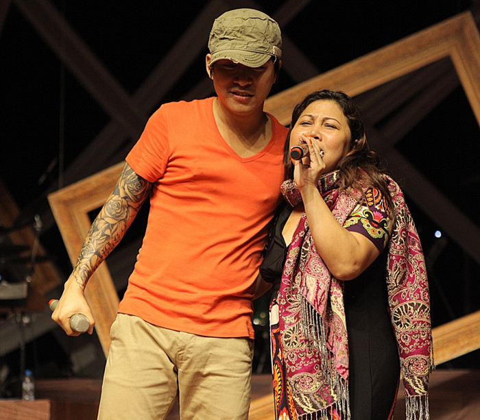 Siu Black mặc dù đang bị ốm nhưng trưa 30/3, ngay sau khi xuống máy bay chị đã lập tức đến Cung Việt Xô để tập luyện cùng ca sĩ Tuấn Hưng và các nghệ sĩ khác. Siu Black mặc dù đang bị ốm nhưng trưa 30/3, ngay sau khi xuống máy bay chị đã lập tức đến Cung Việt Xô để tập luyện cùng ca sĩ Tuấn Hưng và các nghệ sĩ khác.