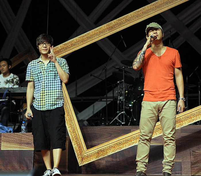 Minh Kiên Beatbox cũng đáp chuyến bay sớm từ Sài Gòn ra Hà Nội và đến thẳng nơi tập mặc dù lịch tập của Minh Kiên là đến tận trưa nhưng anh không tỏ ra vội vàng hay thiếu kiên nhẫn. Ngược lại, trong suốt thời gian chờ đến lượt mình, Minh Kiên luôn vui vẻ trêu đùa với mọi người xung quanh. Minh Kiên Beatbox cũng đáp chuyến bay sớm từ Sài Gòn ra Hà Nội và đến thẳng nơi tập mặc dù lịch tập của Minh Kiên là đến tận trưa nhưng anh không tỏ ra vội vàng hay thiếu kiên nhẫn. Ngược lại, trong suốt thời gian chờ đến lượt mình, Minh Kiên luôn vui vẻ trêu đùa với mọi người xung quanh.