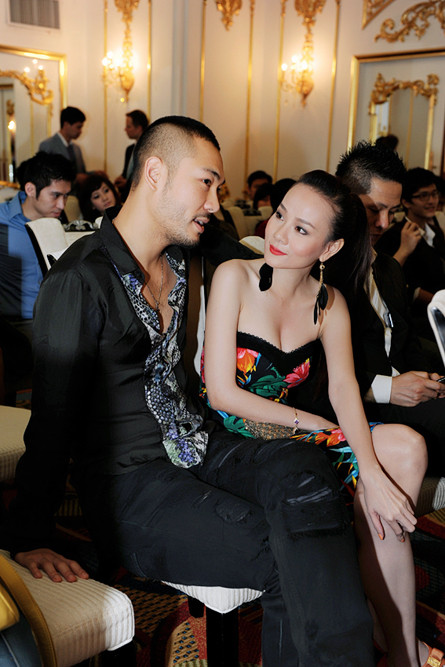 Nữ người mẫu sinh năm 1979 và nam diễn viên "Chuyện của Pao" cư xử như một cặp tình nhân. (Theo Vnexpress)