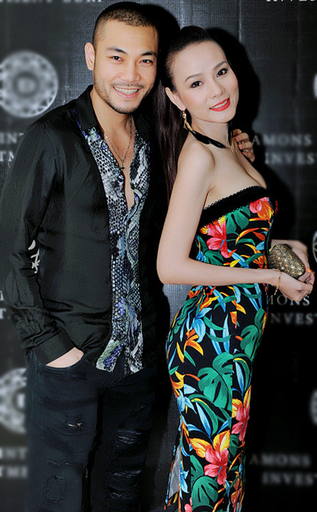 Không chỉ chụp ảnh chung tình tứ, cặp nam nữ người mẫu Doãn Tuấn - Dương Yến Ngọc còn ngồi cùng một ghế và choàng tay khoác vai cười nói vui vẻ khi tham dự một sự kiện, tối 29/3 ở Hà Nội.