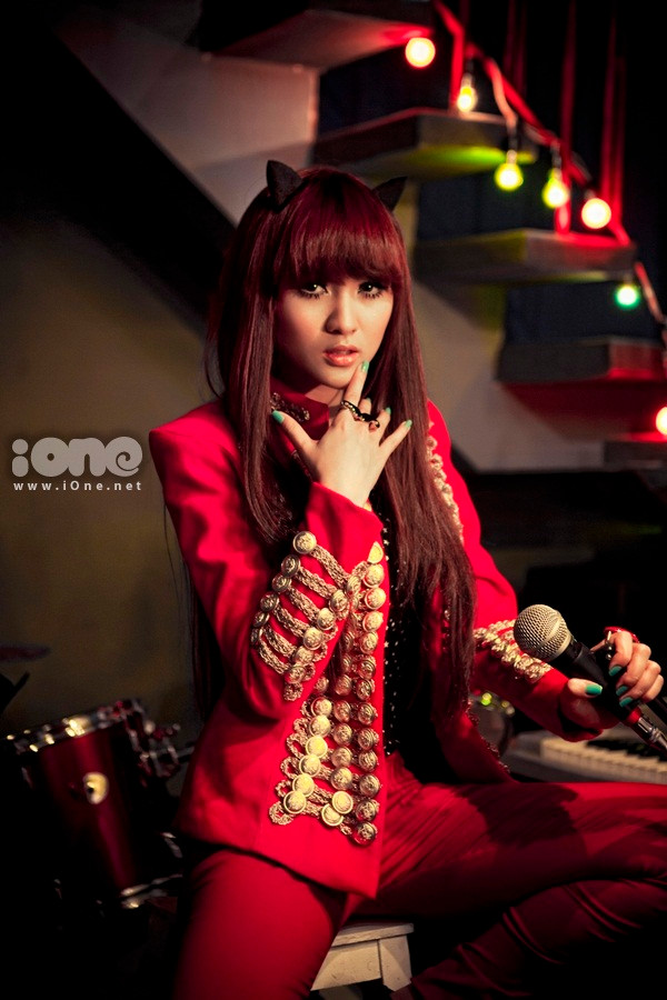 2011 là một năm không may mắn đối với Kelly khi cô nàng liên tiếp dính phải scandal tình ái với Ngô Kiến Huy, nghi án phẩu thuật thẩm mỹ và gần đây nhất là scandal chụp ảnh nhạy cảm cùng với cô bạn Sam. 2011 là một năm không may mắn đối với Kelly khi cô nàng liên tiếp dính phải scandal tình ái với Ngô Kiến Huy, nghi án phẩu thuật thẩm mỹ và gần đây nhất là scandal chụp ảnh nhạy cảm cùng với cô bạn Sam.