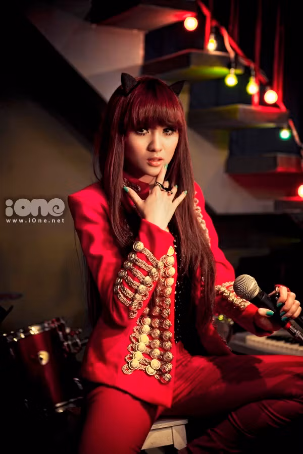 2011 là một năm không may mắn đối với Kelly khi cô nàng liên tiếp dính phải scandal tình ái với Ngô Kiến Huy, nghi án phẩu thuật thẩm mỹ và gần đây nhất là scandal chụp ảnh nhạy cảm cùng với cô bạn Sam.