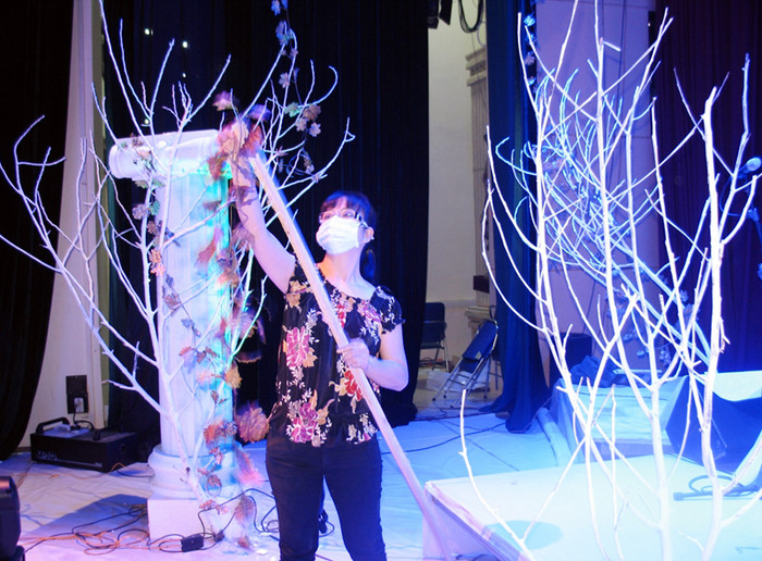 Ca sỹ Ánh Tuyết tự tay trang trí sân khấu cho đêm nhạc Trịnh tại rạp Công nhân tối 30 và 31/3.