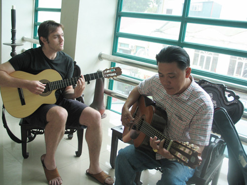 Ca sỹ ngoại quốc tập luyện cho đêm nhạc Trịnh.