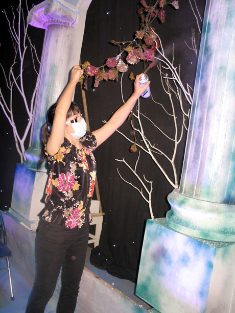 Chị không ngại làm những công việc nhỏ nhất như phun màu sơn cho sân khấu.