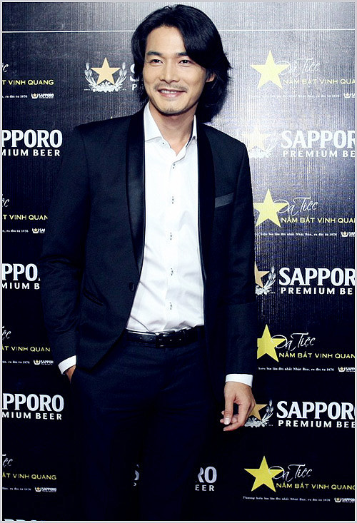 Ngọc Ngoan một mình tham dự một dạ tiệc hôm 29/3 ngay giữa lòng TP.HCM nhưng chàng thí sinh của “Bước nhảy hoàn vũ” vẫn không đưa cô vợ mới cưới Lê Phương đi cùng. (Theo Zing)