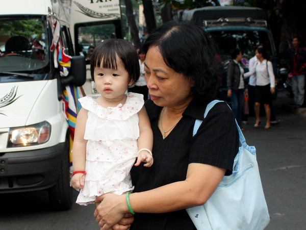 Yuna được bà nội bế trên tay suốt buổi lễ động quan. Bé chỉ mới bập bẹ tập nói và chập chững biết đi, nên không biết được rằng cuộc đời bé từ đây đã mất đi một điểm tựa. Ông bà ngoại ở bên Mỹ, nên khi mẹ mất, Yuna chỉ còn những người thân bên nội. Yuna được bà nội bế trên tay suốt buổi lễ động quan. Bé chỉ mới bập bẹ tập nói và chập chững biết đi, nên không biết được rằng cuộc đời bé từ đây đã mất đi một điểm tựa. Ông bà ngoại ở bên Mỹ, nên khi mẹ mất, Yuna chỉ còn những người thân bên nội.