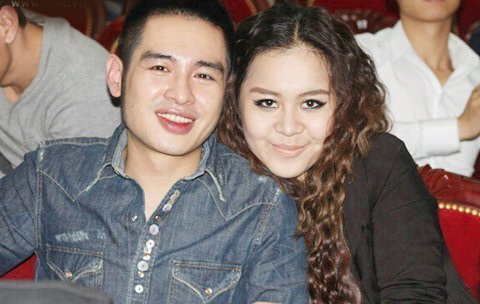 "Tôi xin được trả lời một lần duy nhất và cũng là lần cuối cùng, giữa tôi và Vũ Hạnh Nguyên ngoài tình anh em đồng nghiệp ra thì không có gì khác. Chuyện chúng tôi thân mật trong những đêm thi của BNHV chẳng qua là anh em lâu ngày gặp lại nhau nên vui vẻ, hài hước một chút thôi", Hoàng Hải lên tiếng về nghi án yêu Vũ Hạnh Nguyên. (Theo VietNamnet)