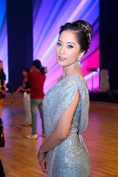 Chiếc váy seqiun bạc lệch vay được thiết kế đơn giản với đường cắt nhấn từ vai xuống kết hợp với kiểu tóc nữ thần khiến Khánh Thy trở nên lộng lẫy và xinh đẹp.