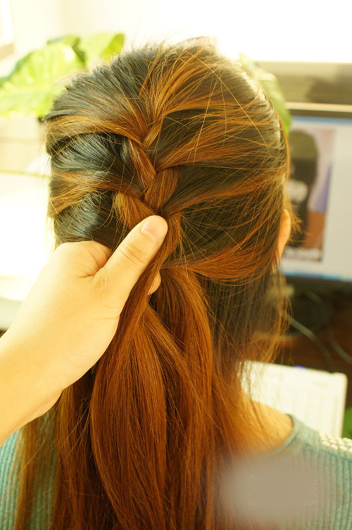 Kiểu 1: Tết tóc kiểu thái từ trên đỉnh đầu xuống, nhưng chỉ lấy nửa phần tóc trên.