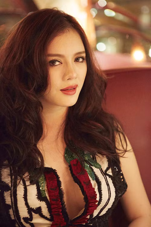 Son màu rượu chát càng tôn lên làn da trắng ngần của Lý Nhã Kỳ.