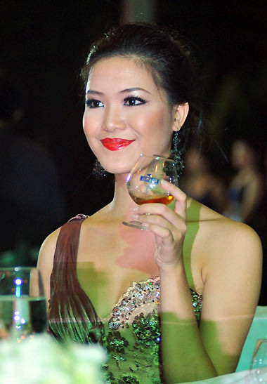 Son đỏ tươi cũng là màu son Hoa hậu Thùy Dung rất hay sử dụng. Son đỏ tươi cũng là màu son Hoa hậu Thùy Dung rất hay sử dụng.