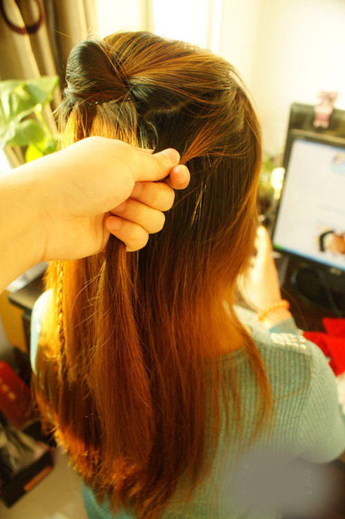 Lấy hai phần tóc nhỏ hai bên cuốn tóc vừa tạo xong và tết lại.