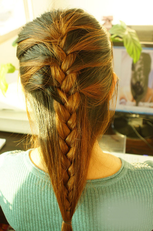 Buộc phần đuôi tóc lại.