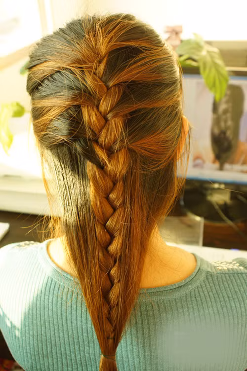 Buộc phần đuôi tóc lại.