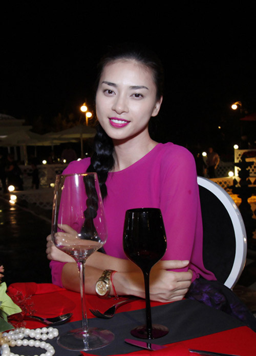 Màu son hồng cánh sen rất rực rỡ, rất có thể nó sẽ là màu son 2012 được yêu thích nhất. Màu son hồng cánh sen rất rực rỡ, rất có thể nó sẽ là màu son 2012 được yêu thích nhất.