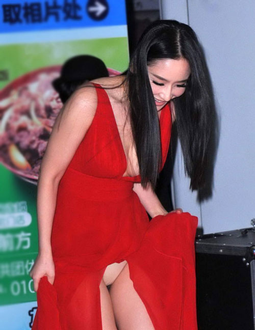 Rất nhiều sao Hoa ngữ cũng gặp sự cố với váy xẻ do kéo cao quá tay khi di chuyển. Tôn Ninh tự mình hại mình trong bộ váy xẻ trước để lồ lộ chiếc quần chip màu nude. Trợ lý của cô đã phải mang tới cho người đẹp một chiếc áo choàng cứu nguy.