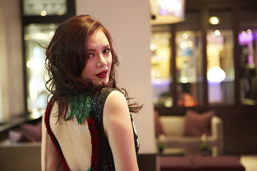 Cô rất tinh tế, quý phái khi chọn màu son cùng tông với màu họa tiết trên bộ đầm gợi cảm. Cô rất tinh tế, quý phái khi chọn màu son cùng tông với màu họa tiết trên bộ đầm gợi cảm.