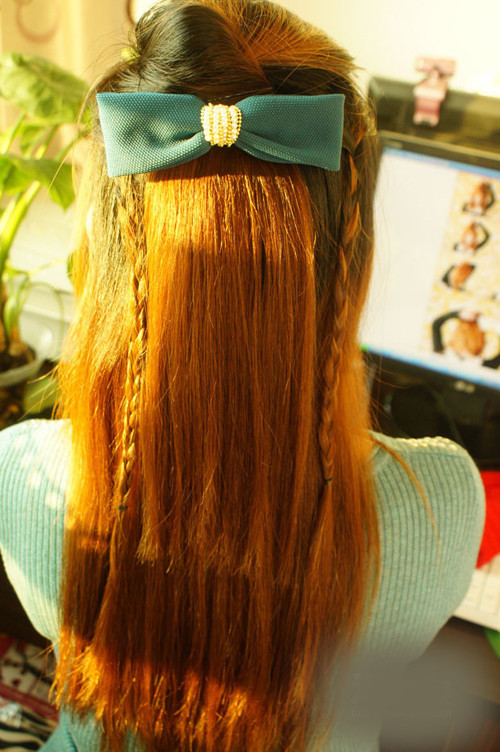 Chú ý lấy hai phần tóc không nên quá sát và cũng không quá cách xa để kiểu tóc được đẹp hơn.