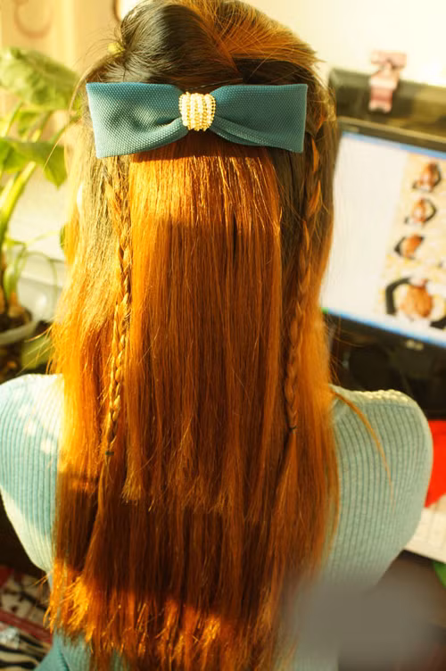 Chú ý lấy hai phần tóc không nên quá sát và cũng không quá cách xa để kiểu tóc được đẹp hơn.