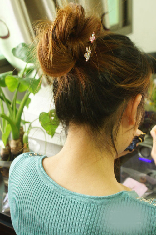 Dùng kẹp tăm giữ chặt cuốn tóc, chú ý trong lúc cuốn tóc không nên cuốn quá chặt sẽ làm mất độ phồng của búi tóc.