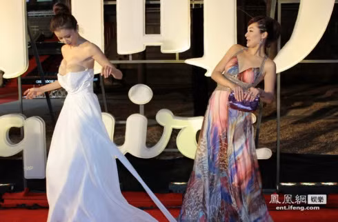 Vụ tụt váy đình đám của Tôn Phi Phi từng bị nghi ngờ là do chính cô sắp đặt. Bằng chứng là nữ diễn viên không hề tỏ ra bất ngờ hay có phản ứng ôm ngực khi bị tụt váy.