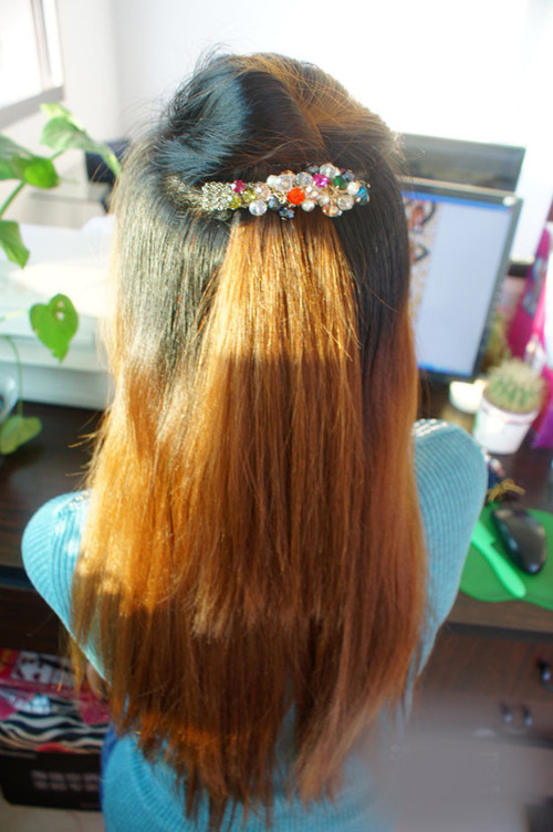 Dùng kẹp tăm giữ chặt phần cuốn tóc.