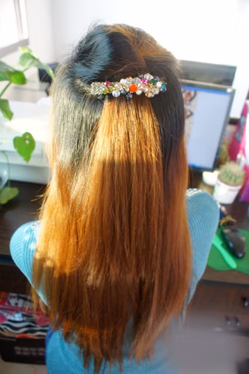 Dùng kẹp tăm giữ chặt phần cuốn tóc.