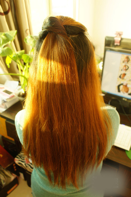 Sau đó xoay phần tóc theo chiều kim đồng hồ.