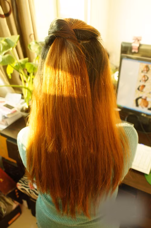 Sau đó xoay phần tóc theo chiều kim đồng hồ.