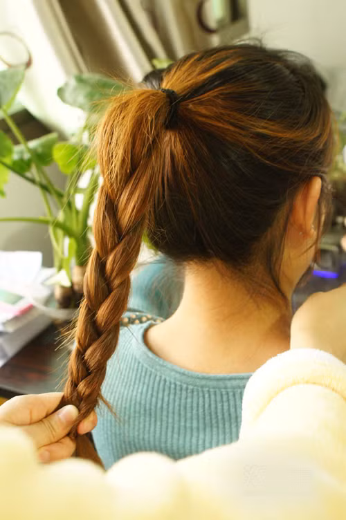 Kiểu 2: Buộc tóc cao theo kiểu đuôi ngựa rồi tết lại.