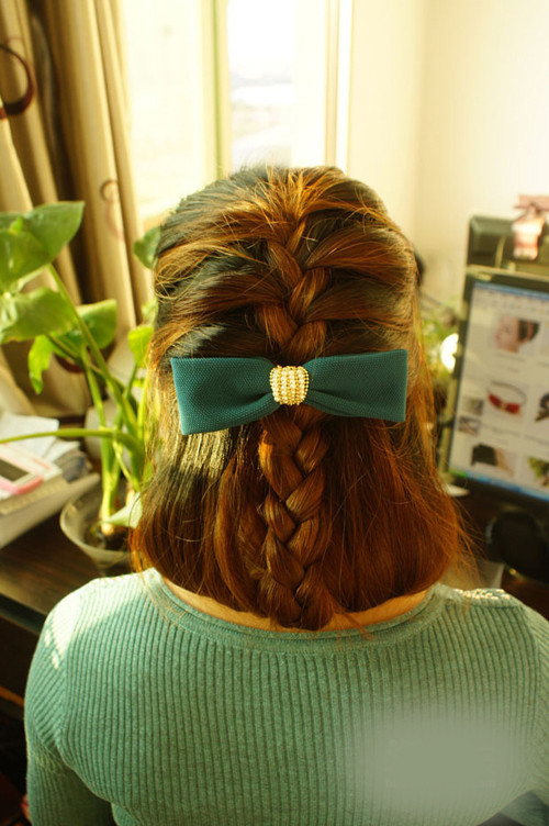 Dùng kẹp tăm giữ chặt phần đuôi tóc để phần cuốn tóc bung ra theo kiểu mẫu.