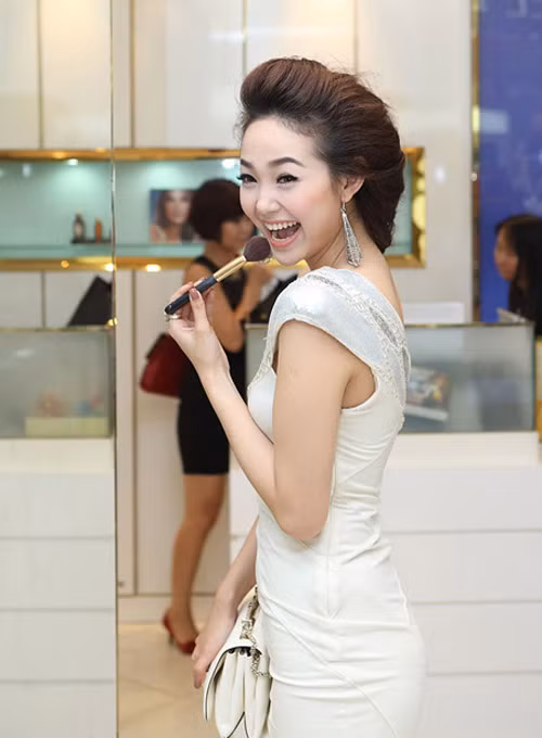 Biết cách trang điểm nên Minh Hằng luôn nổi bật và sexy.