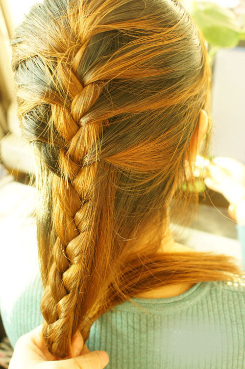 Bắt đầu cuốn phần đuôi tóc vào trong.