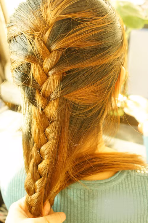 Bắt đầu cuốn phần đuôi tóc vào trong.