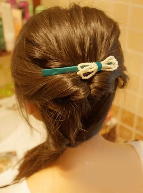 Phần tóc bên dưới cũng làm tương tự. Sau đó gộp phần đuôi tóc buộc gọn để tạo được kiểu tóc thật nữ tính theo mẫu. Hãy thử làm đẹp cho mình với những kiểu tóc này nhé!