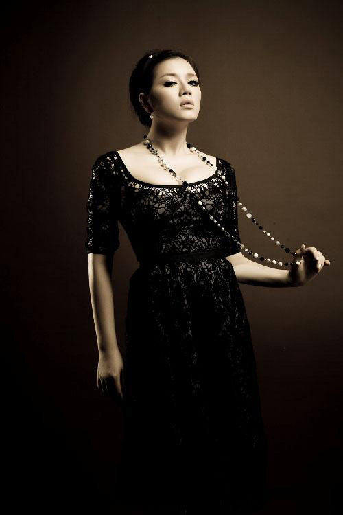 àn da trắng nổi bật nên chỉ cần diện một bộ váy màu tối, đơn giản thôi cô cũng dễ dàng nổi bật àn da trắng nổi bật nên chỉ cần diện một bộ váy màu tối, đơn giản thôi cô cũng dễ dàng nổi bật