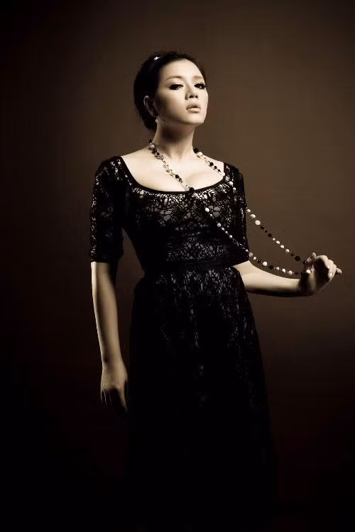 àn da trắng nổi bật nên chỉ cần diện một bộ váy màu tối, đơn giản thôi cô cũng dễ dàng nổi bật àn da trắng nổi bật nên chỉ cần diện một bộ váy màu tối, đơn giản thôi cô cũng dễ dàng nổi bật