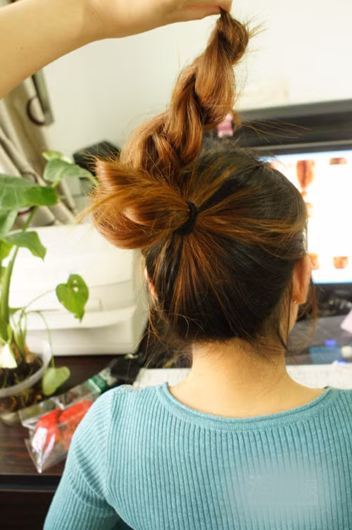 Sau đó quấn quanh chân tóc.